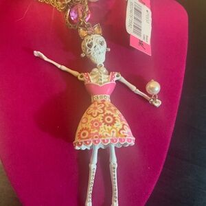 Betsey Johnson White Lace Skull Pendant. - P1